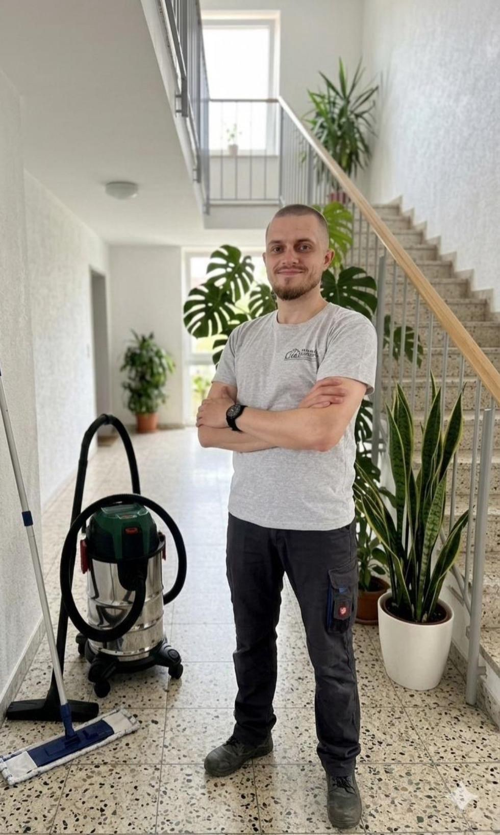 Matthias Brodzinski bei der professionellen Treppenhausreinigung in Erding